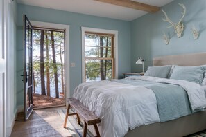 3 bedrooms, desk, iron/ironing board, travel crib