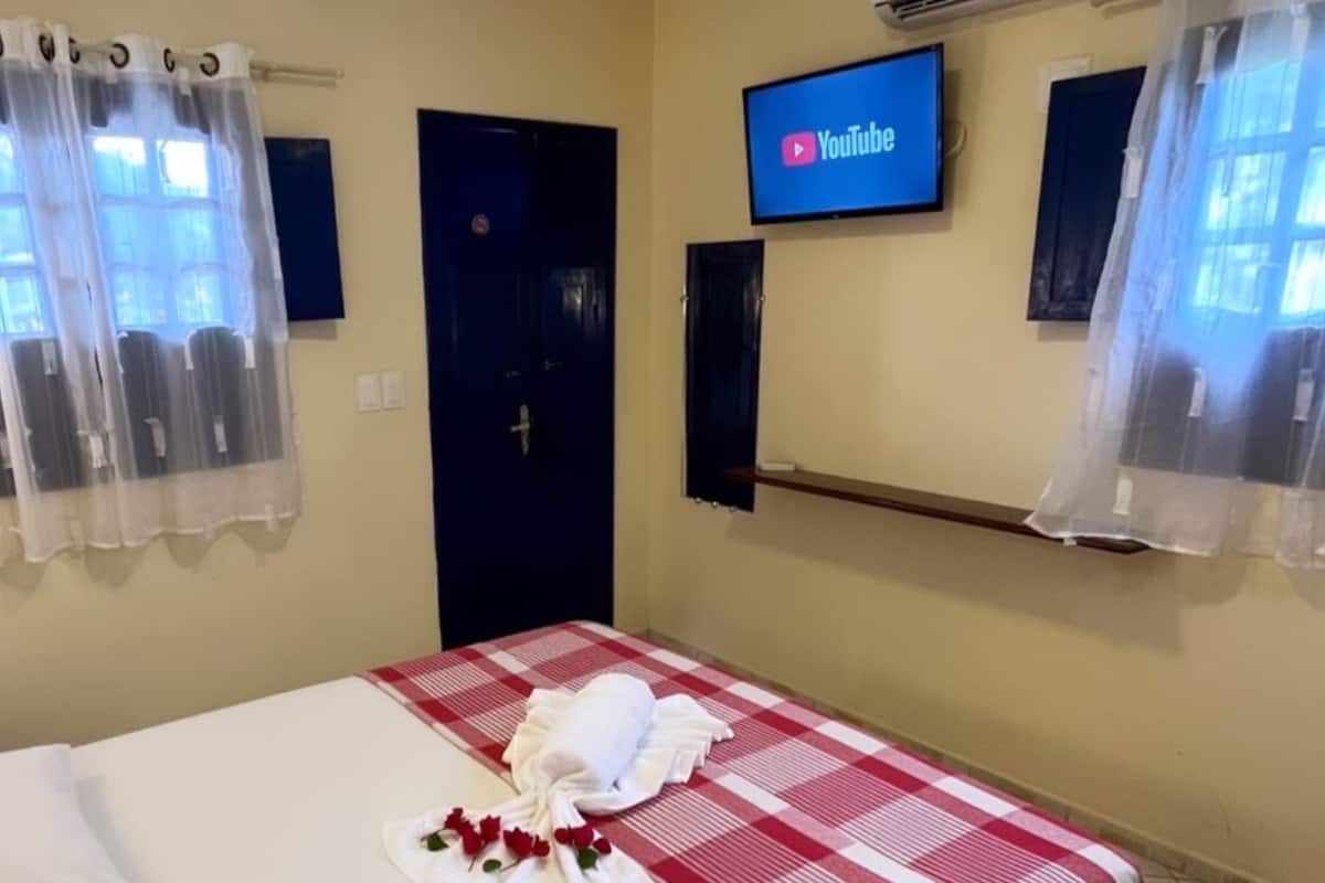 Minibar, free WiFi, bed sheets