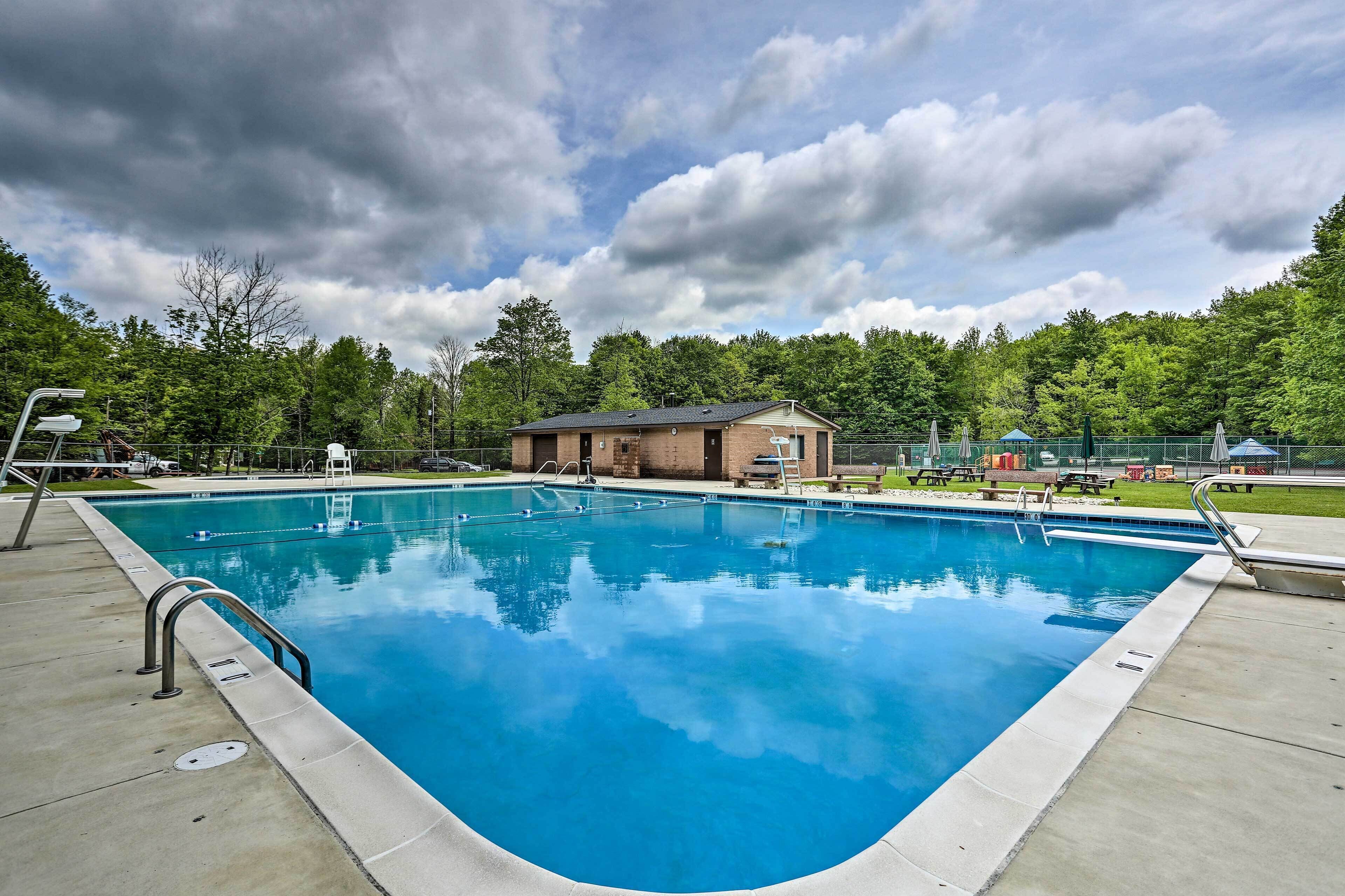 Cozy Arrowhead Lake Home w/ Sunroom + Pool Access!