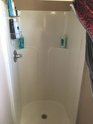Ensemble douche/baignoire, sèche-cheveux, serviettes fournies, savon