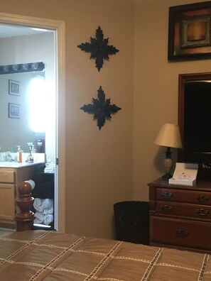 3 bedrooms, iron/ironing board, free WiFi, bed sheets