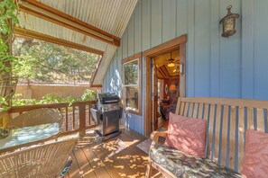 Terrace/patio - 2 Mi to Village of Ruidoso! 'Little Pine Cottage' (Ruidoso)