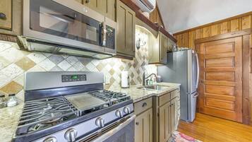 Jääkaappi, mikroaaltouuni, liesi, kahvin-/teenkeitin