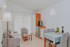 Télévision, table de tennis de table