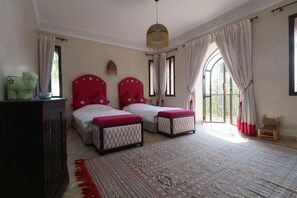 4 habitaciones, tabla de planchar con plancha, wifi y ropa de cama 