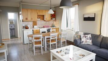 Cottage, 3 Bedrooms, Mountain View | Private kitchen | Fridge, oven, stovetop, coffee/tea maker