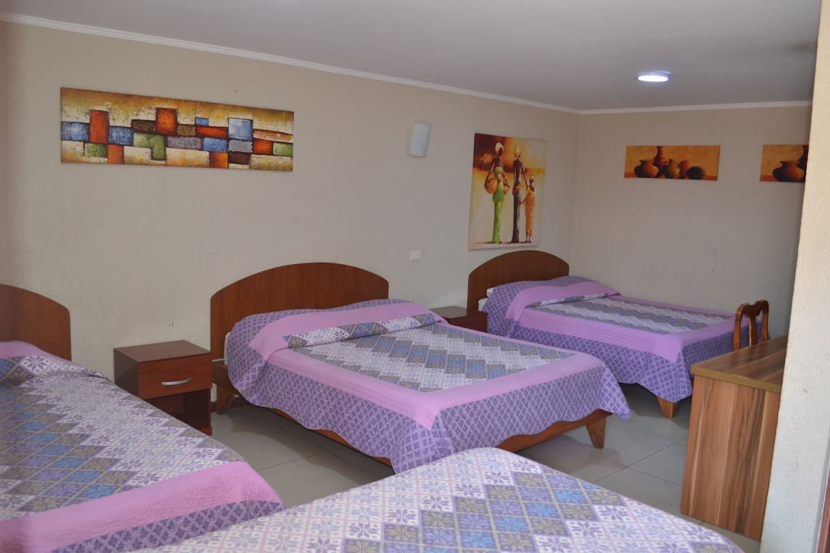 Habitación cuádruple ejecutiva, varias camas | Wifi gratis y ropa de cama