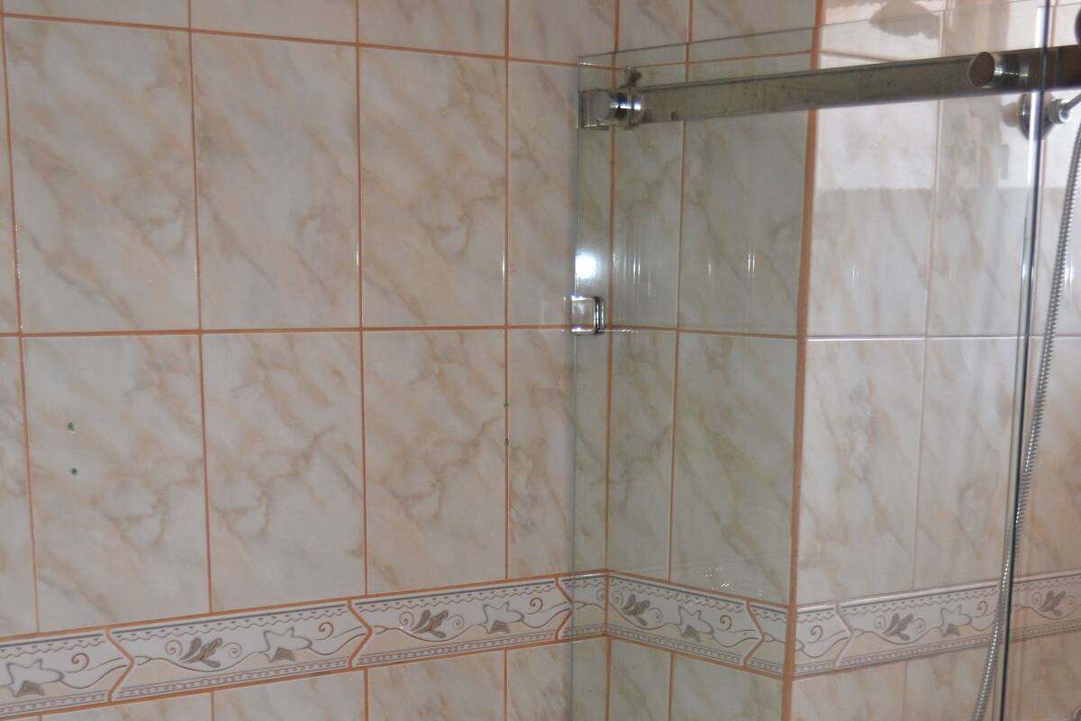Shower, free toiletries, towels