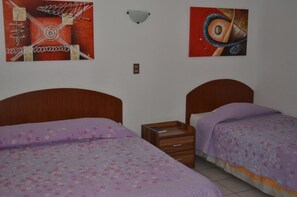 Habitación doble ejecutiva, varias camas, para no fumadores | Wifi gratis y ropa de cama 