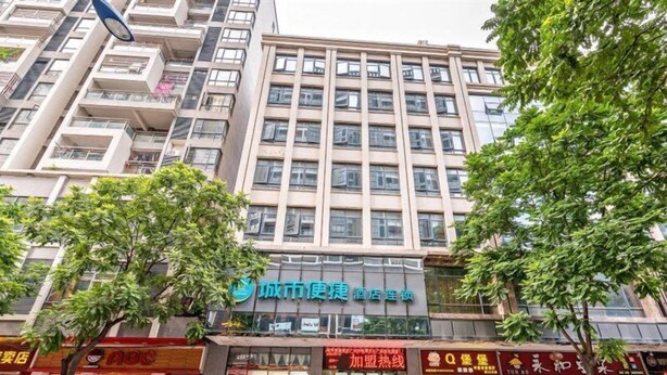 Ein mehrstöckiges Gebäude mit einem Restaurant im Erdgeschoss.