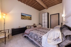 1 habitación, tabla de planchar con plancha y cuna de viaje
