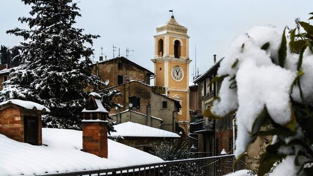 A snow-covered building with a clock tower, surrounded by snow-laden trees and a fence. - Apartment/ flat - Palaia (Palaia)