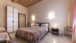 A bedroom with a bed, a wardrobe, bedside tables, and a nightstand. - Apartment/ flat - Palaia (Palaia)