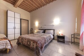 1 habitación, tabla de planchar con plancha y cuna de viaje