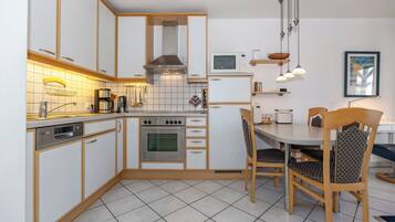 Een koelkast, een magnetron, een oven, een kookplaat