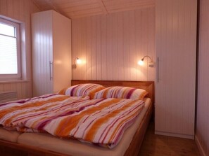 3 bedrooms, travel cot, WiFi