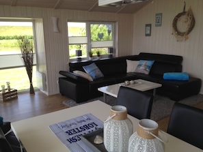 Flat-screen TV, fireplace, stereo