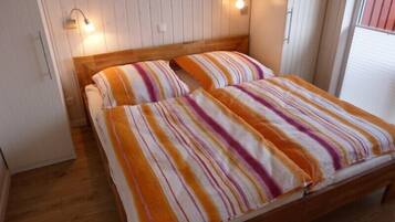 3 bedrooms, travel cot, WiFi