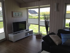 Flat-screen TV, fireplace, stereo