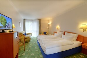 Desk, blackout drapes, free WiFi, bed sheets - Landhotel Zur Eiche (Buxtehude)