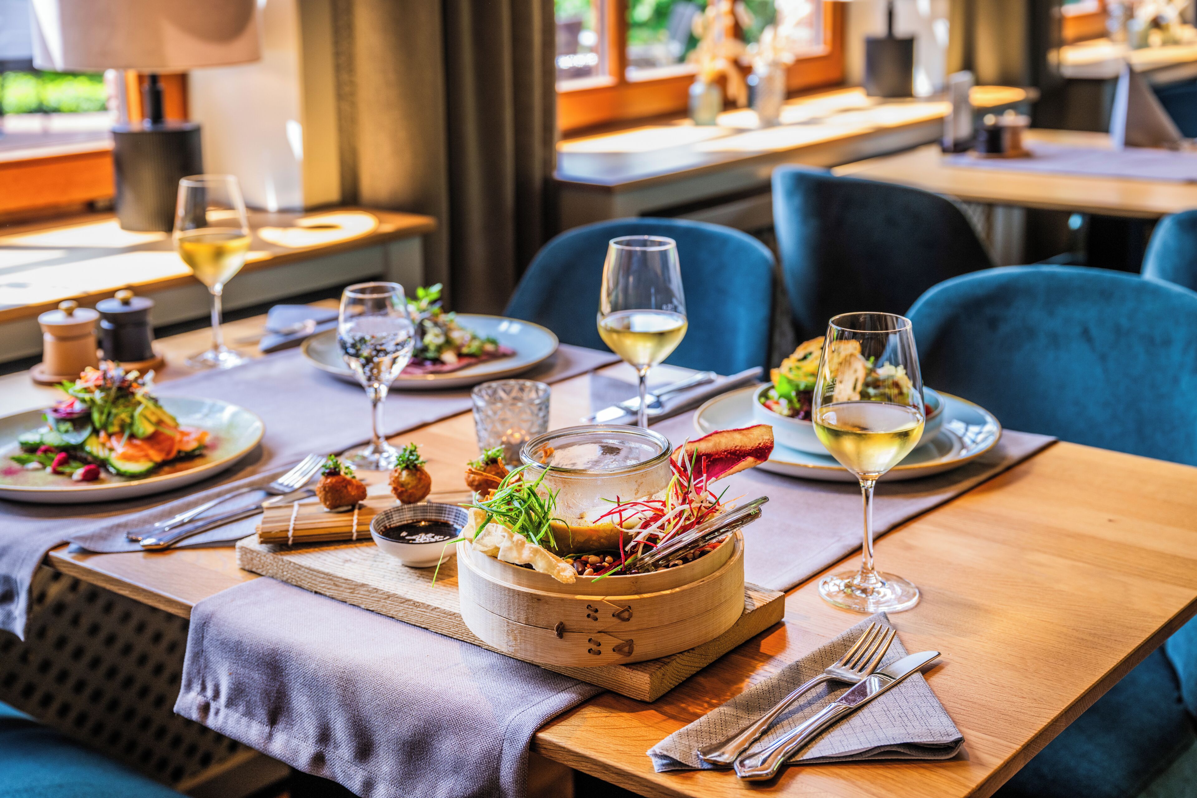 Un restaurant avec des tables, des chaises et une variété de plats et de boissons proposés.