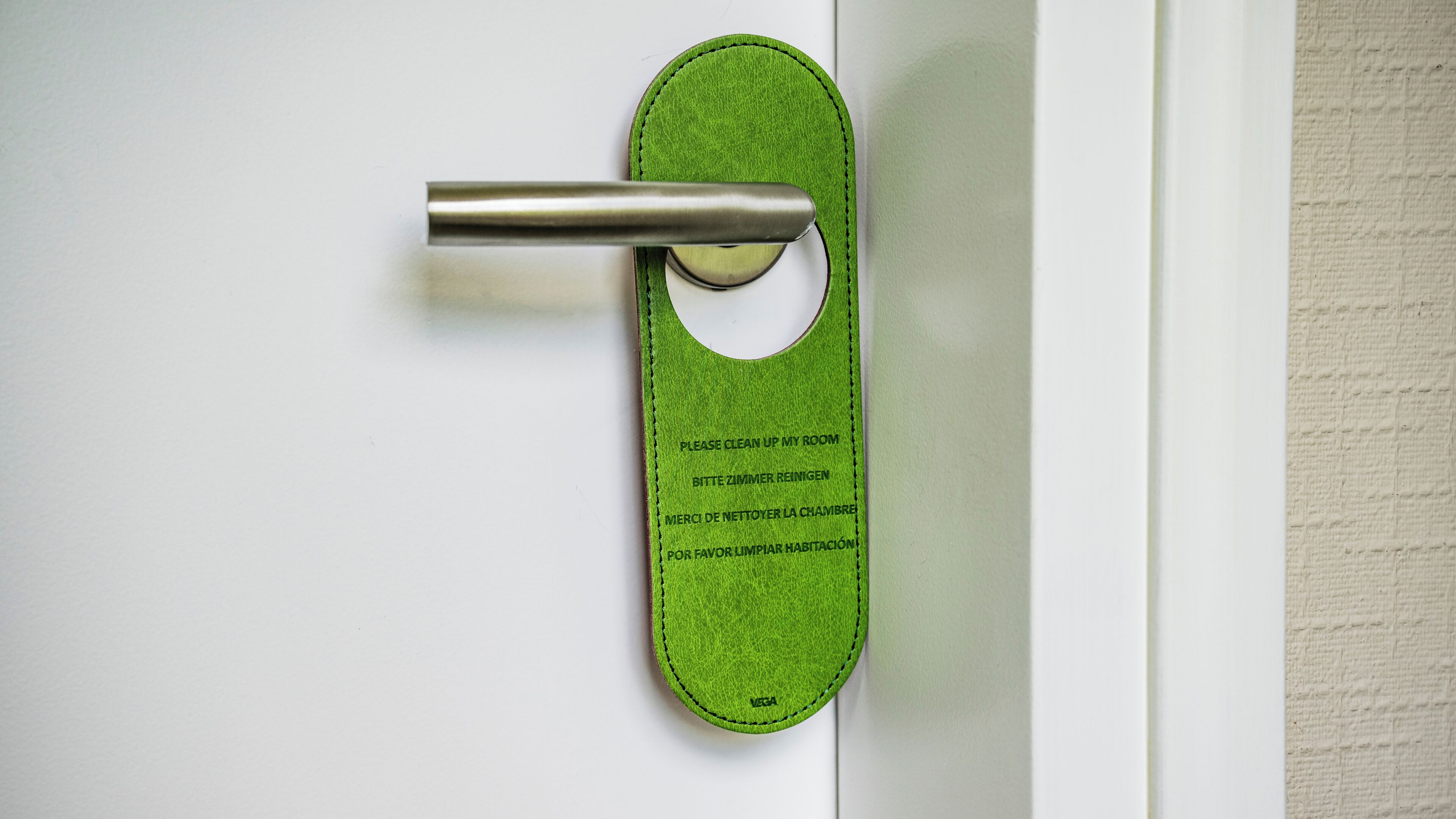 Una puerta con una almohadilla verde de fieltro que incluye instrucciones de limpieza en varios idiomas.
