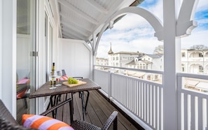 Outdoor dining - Beach 200 meters-2 room-apartment with balcony-center of Binz-Villa Hildegard-Ap (Ostseebad Binz)