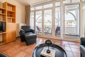 TV, books, stereo - Beach 200 meters-2 room-apartment with balcony-center of Binz-Villa Hildegard-Ap (Ostseebad Binz)