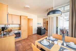 Fridge, microwave, oven, stovetop - Beach 200 meters-2 room-apartment with balcony-center of Binz-Villa Hildegard-Ap (Ostseebad Binz)