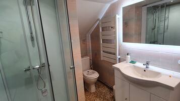 Een douche, een haardroger, zeep, toiletpapier