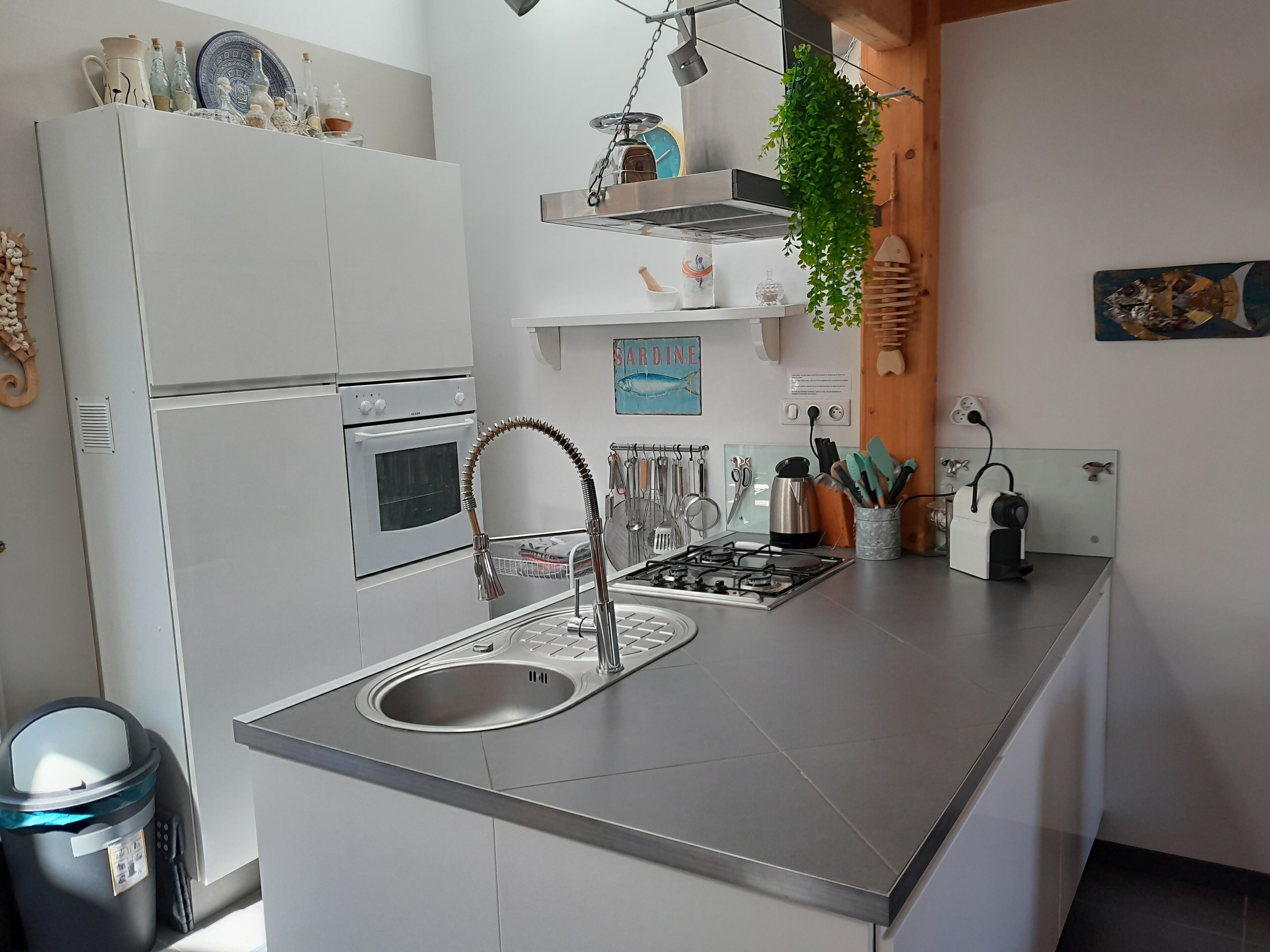 Réfrigérateur, micro-ondes, four, plaque de cuisson