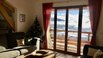 Televisie, een open haard, een tafeltennistafel en boeken