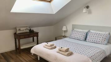 3 slaapkamers, een bureau, een strijkplank/strijkijzer, reisbedje