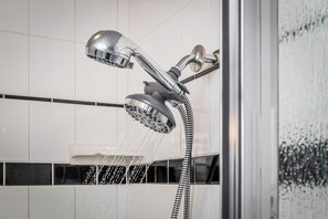 Dusch, handdukar, tvål och toalettpapper