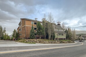 Exterior - Free SkyCard Act- Outdoor Pool/Hot Tub, 1 Block to Main St, Ski-In - Ski Hill 8 (Breckenridge)