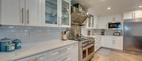 冷蔵庫、電子レンジ、オーブン、コンロ