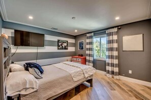 4 bedrooms, iron/ironing board, free WiFi, bed sheets