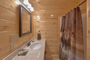 Douche, séchoir à cheveux, serviettes fournies, savon
