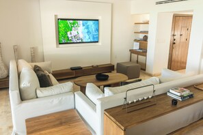 Smart TV, stereo - Beach Front Home , Playacar Phase 1, Playa Del Carmen (Playa del Carmen)