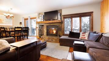 Älytelevisio, takka, videopelejä, DVD-soitin