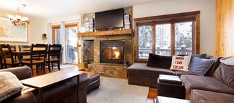 Remodeled, Ski-in/Ski-out Family Friendly Condo, 4 bedrooms & 4.5 baths, hot tub