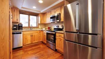 Jääkaappi, mikroaaltouuni, uuni, liesi