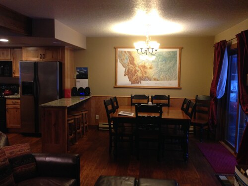 Remodeled, Ski-in/Ski-out Family Friendly Condo, 4 bedrooms & 4.5 baths, hot tub