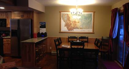 Remodeled, Ski-in/Ski-out Family Friendly Condo, 4 bedrooms & 4.5 baths, hot tub