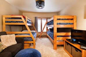 4 habitaciones, tabla de planchar con plancha y cuna de viaje 