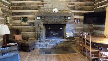 Smart TV, chimenea, reproductor de DVD, futbolito