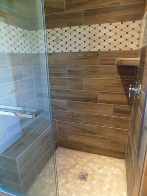 Ensemble douche/baignoire, serviettes fournies, savon, shampoing