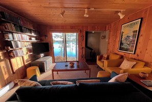 Smart TV, fireplace, DVD player, books
