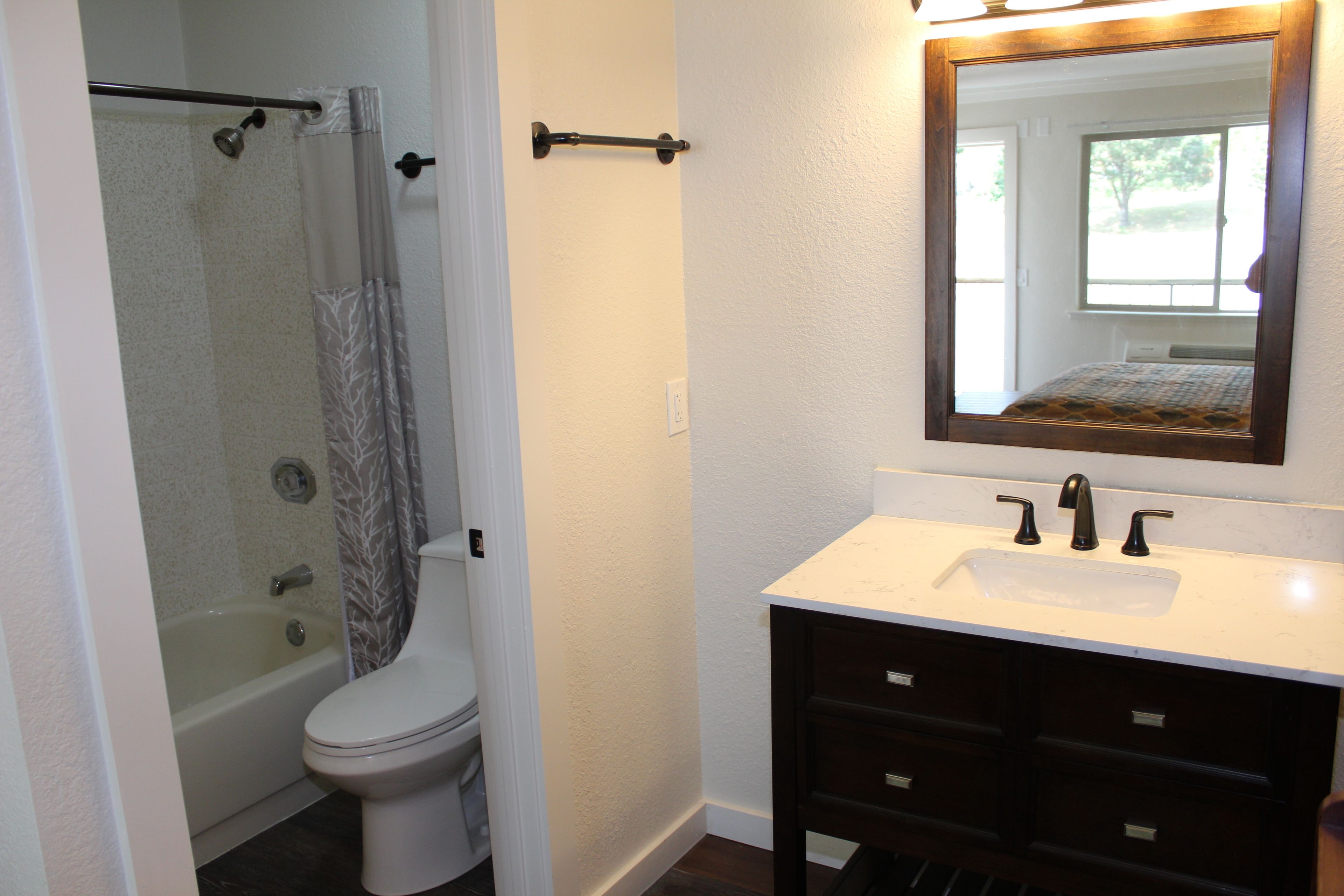 Combined shower/tub, free toiletries, towels