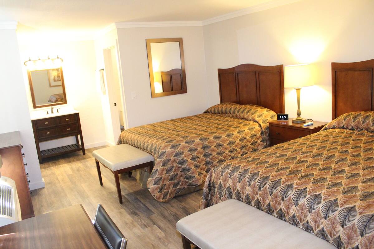 Deluxe Double Room, 2 Katil Ratu (Queen) | Peralatan tempat tidur premium, tilam berlapik, meja 